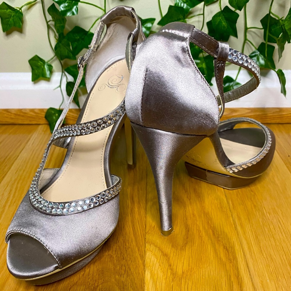 🤍NEW🤍 Satin Silver High Heel Shoes!